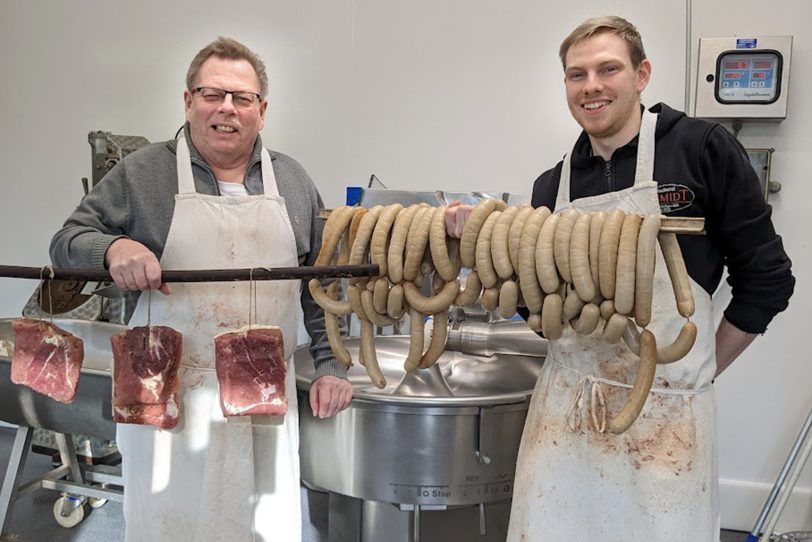 Zwei Fleischermeister, zwei Generationen: Vater und Sohn, der alte und neue Inhaber der Fleischerei Schmidt in Holsterhausen: Friedrich Schmidt und Tobias Schmidt.