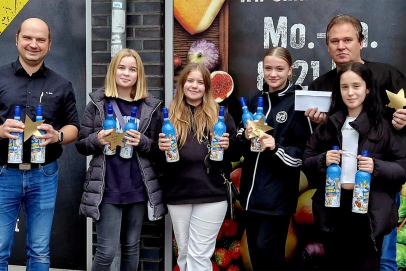 Edeka Ziob spenden 500 Euro für die Sunrise-Kids. v.l. Konrad Ziob, Sunrise-Kind und Michael Pfister.