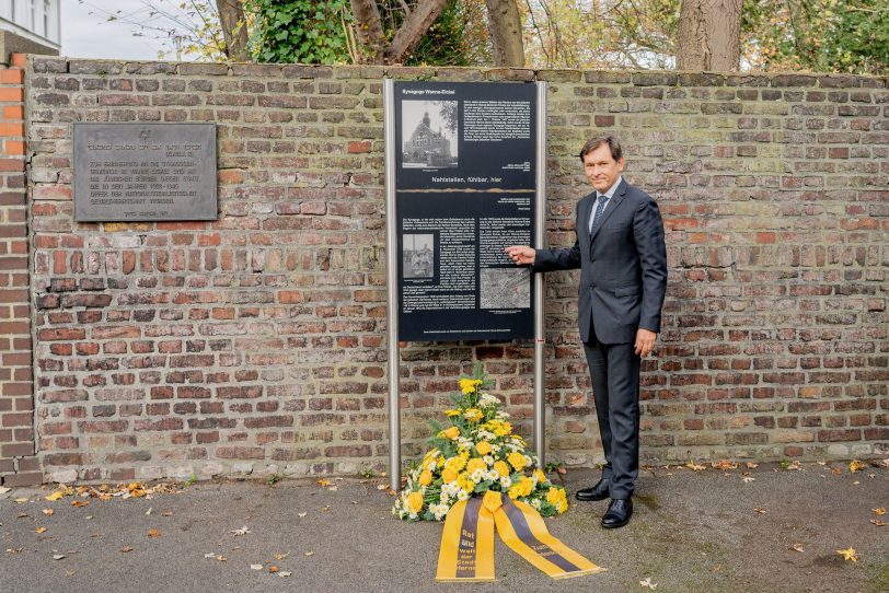 Gedenken an die Reichspogromnacht vom 9./10. November 1938: OB Dr. Dudda nach der Kranzniederlegung.