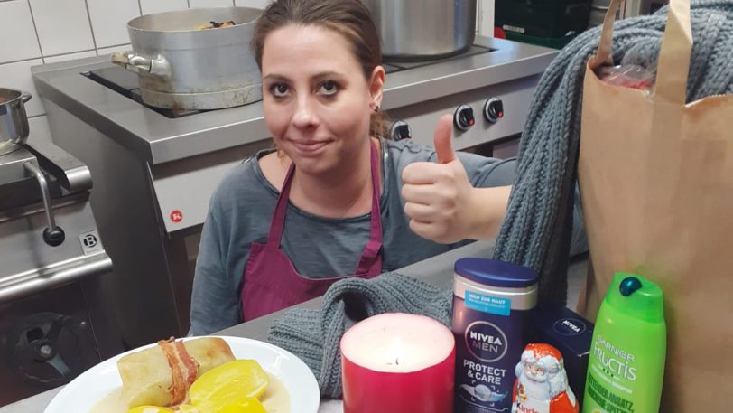 Die Suppenküche Herne verteilt Tüten mit kleinen nützlichen Dingen und Essen an Weihnachten 2020.