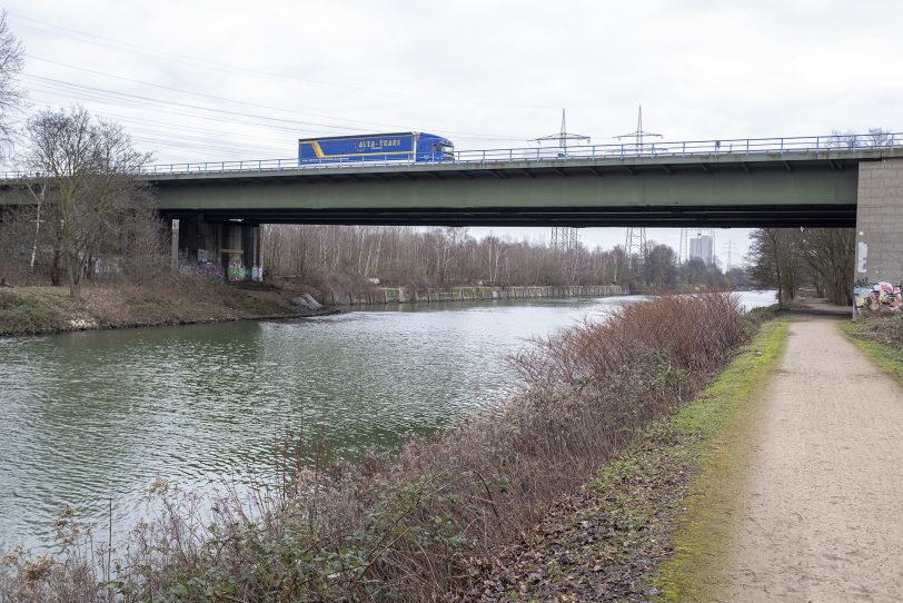 Die Brücke der Autobahn 43 über den Rhein-Herne-Kanal ist derzeit nur für Pkw bis 3,5 Tonnen freigegeben.