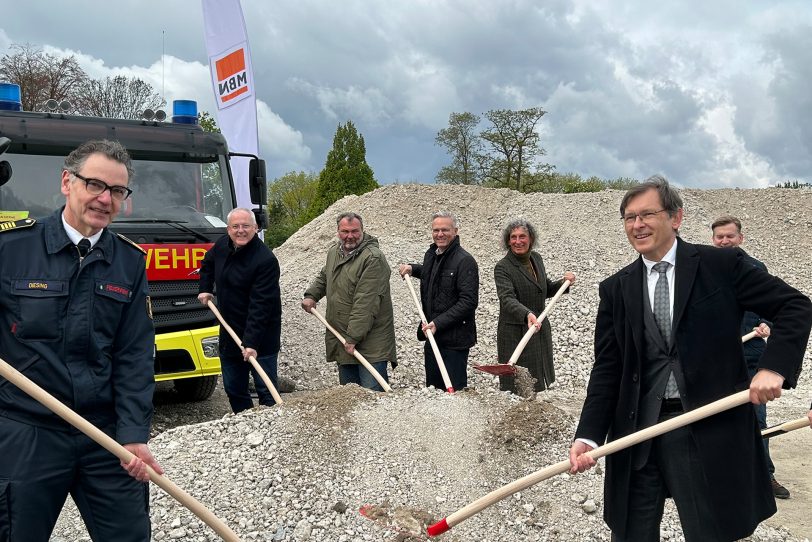 Für die neue Feuer- und Rettungswache unternahmen sie den ersten Spatenstich (v.l.): Feuerwehrchef Marco Diesing, Kämmerer Hans Werner Klee, Stadtrat Karlheinz Friedrichs, Stadtrat Dr. Frank Burbulla, Barbara Merten, OB Dr. Frank Dudda und Sodingens Bezirksbürgermeister Mathias Grunert (SPD, verdeckt).