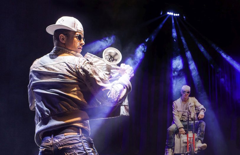 Drei knallrote Diabolos rasen durch die Luft. Der Beat pulsiert. Die Perfektion raubt Ihnen den Atem. In technischer Vollendung lässt Adrian de Greef alias Mr. Wow seine Diabolos rotieren, hüpfen, springen und tanzen. Foto: Varieté et cetera