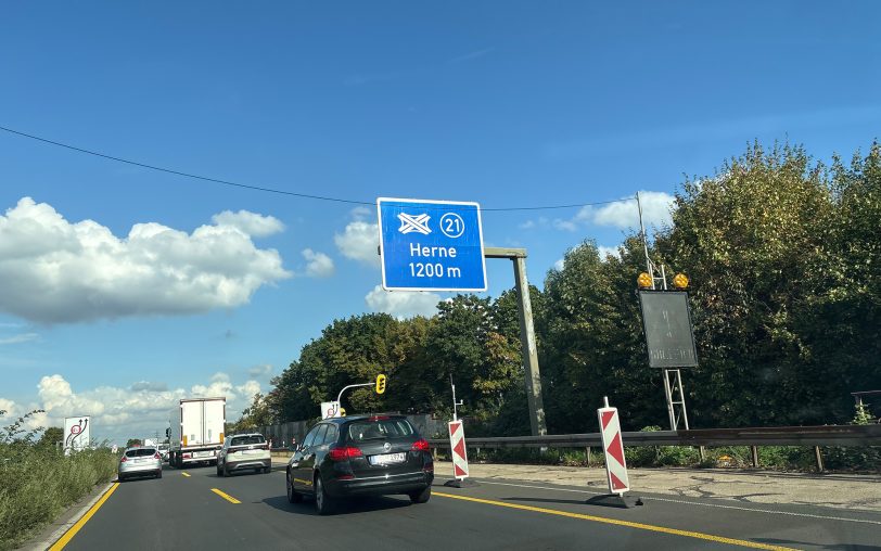 Die A42 wird im Autobahnkreuz Herne Richtung Dortmund an zwei Wochenenden voll gesperrt - der Grund sind Brückenarbeiten (Archivbild).