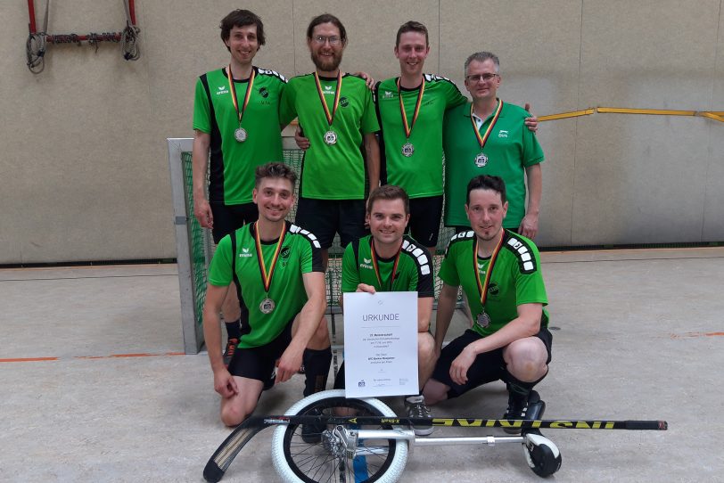 Die Vizemeister im Einradhockey: Ben Behrens, Rene Mischliwietz, Markus Heek (v.n.r., vordere Reihe), Stefan Gers, Felix Regelsberger, Lukas Gers und Trainer Dirk Zoltberger (v.l.n.r., hintere Reihe).