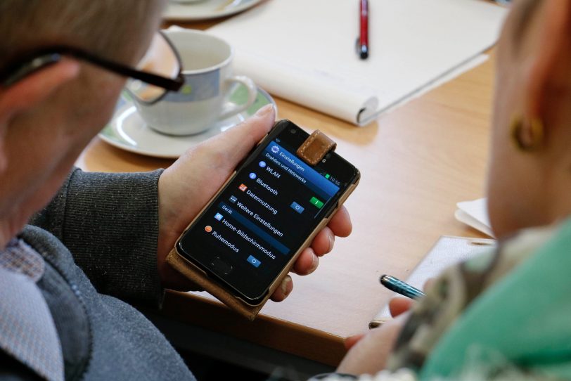 Das Internet-C@fé stärkt die digitale Kompetenz älterer Menschen.