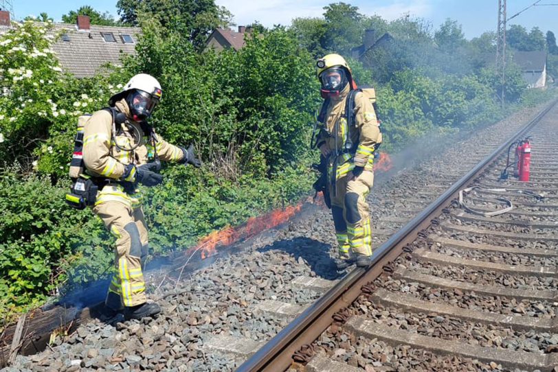 Im Bereich einer Gleisanlage im Stadtteil Unser Fritz ist es am Samstag (3.6.2023) zu einem Brand gekommen, den die Feuerwehr Herne schnell löschte.