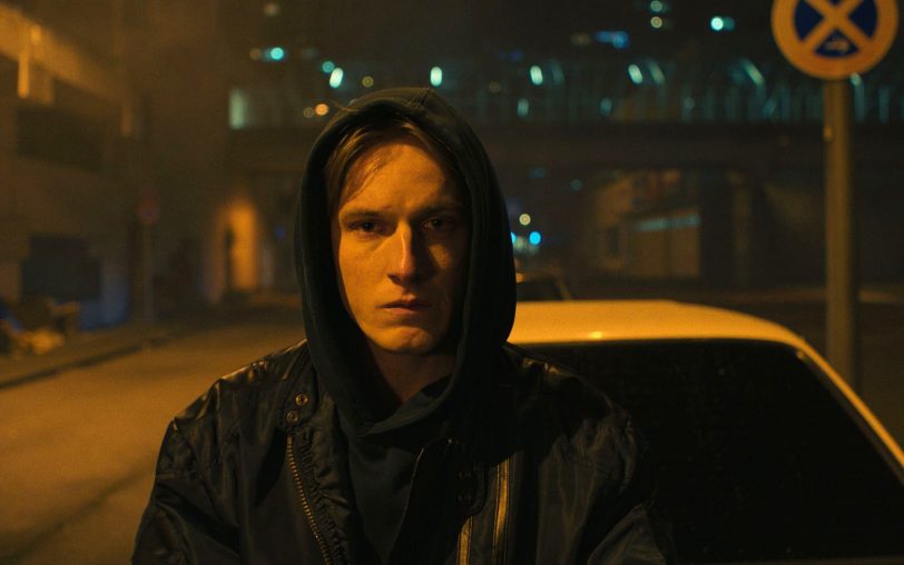 Seit seiner frühen Kindheit fühlt sich der 24-jährige Kai (Louis Hofmann) seinem drei Jahre älteren Bruder Mirko (Franz Pätzold) verpflichtet.