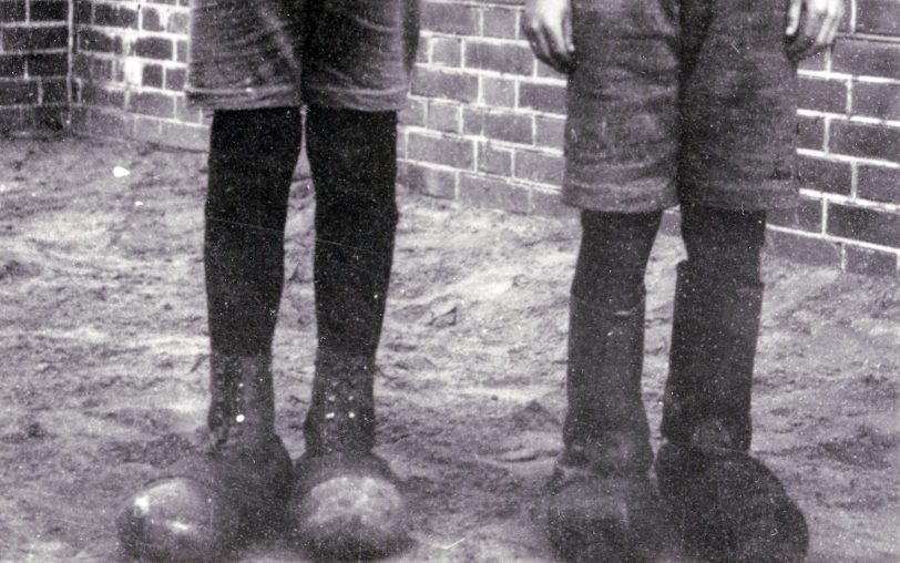 Jungen mit so genannten Stiewelholsken.