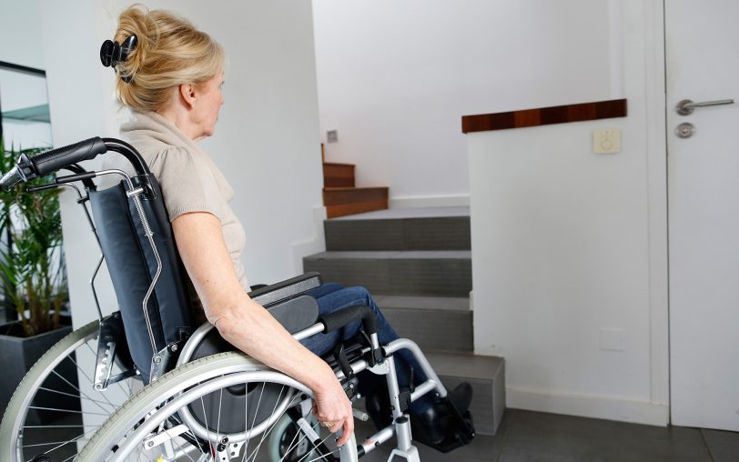 Wenn das Zuhause nicht optimal auf eine Pflegesituation ausgerichtet ist, sorgen wohnumfeldverbessernde Maßnahmen für mehr Barrierefreiheit. Dafür zahlte die AOK NordWest im Jahr 2024 über 343.300 Euro an ihre Versicherten in Herne.