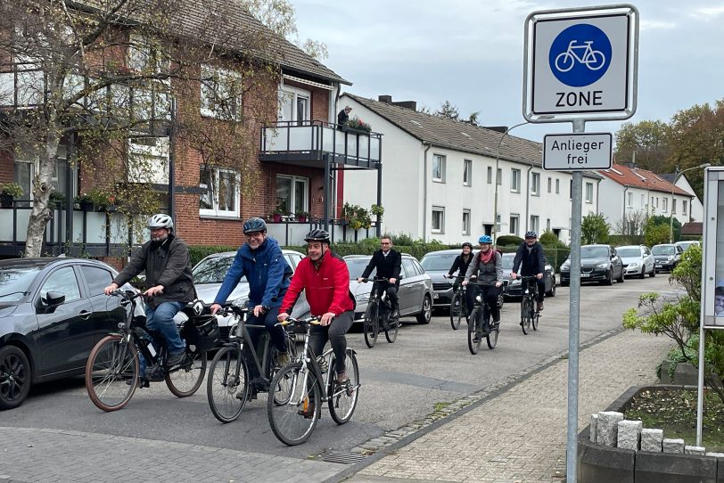 Sie rollen und fahren: Die erste Fahrradzone im Quartier Gartenstadt in Eickel, hier an der Ecke Königstraße/ Rosenring.