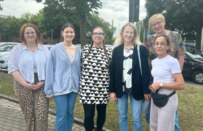 Die Mitarbeiterinnen des Frauenhauses freuen sich über die Unterstützung von blue planet in Form von Angela Zumbuch (4.v.l.): (v.l.) Carolin Fuhrmann, Angela Czichon, Nadine Sporecki, Olga Kornev und Hanife Ünlu.