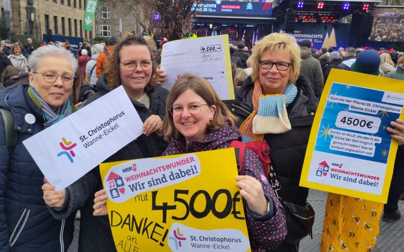 Die Pfarrei St. Christophorus übergab unter anderem mit Uta Trosien (2.v.r.) 4.500 Euro an das WDR 2 Weihnachtswunder auf dem Burgplatz in Essen.