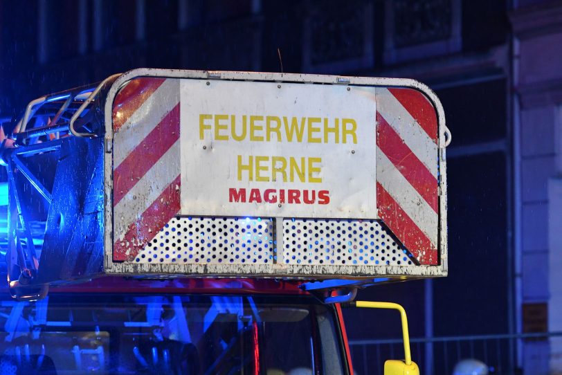 Die Drehleiter der Herner Feuerwehr bei einem Einsatz (Archivbild).