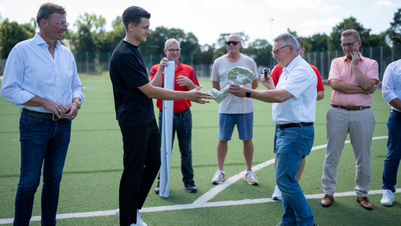 Das Stadion des Vereins Sportfreunde Wanne Eickel 04/12 bekam am Sonntag (11.08.2024) einen neuen Namen und heißt jetzt Elektro Sprick-Energiewende-Stadion.