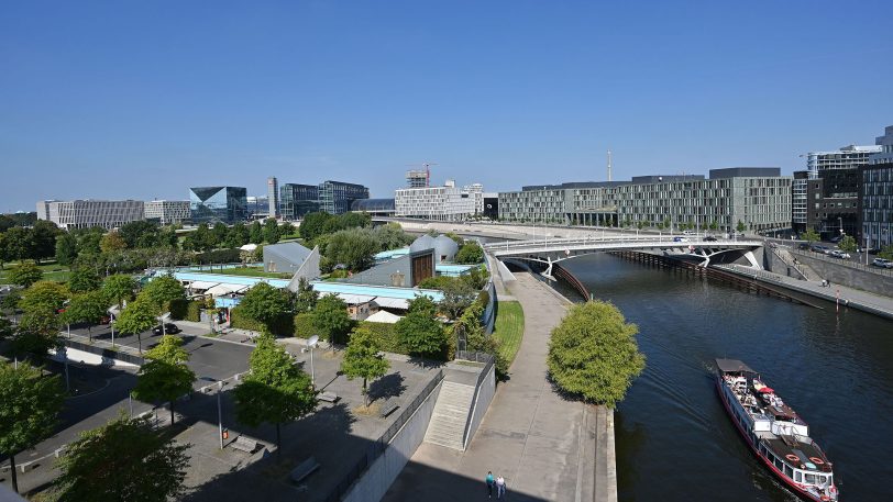 hallo-Fotograf Heinz-Jürgen Bourichter wurde durch das Paul-Löbe-Haus, das Marie-Elisabeth Lüders Haus und den Reichstag in Berlin geführt. Allabendlich beginnt mit Einsetzen der Dunkelheit eine Film-, Licht- und Tonprojektion mit dem Titel „Dem deutschen Volke — Eine parlamentarische Spurensuche. Vom Reichstag zum Bundestag“.