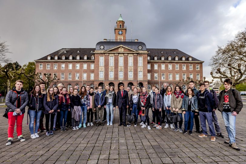 Die Schülergruppe aus Kolberg mit OB Frank Dudda.