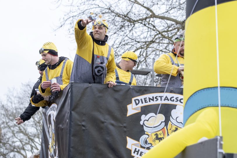 Der Karnevalsumzug am Rosenmontag (04.03.2019) in Herne (NW). Der Umzug startete pünktlich um 12 Uhr vom Kurt-Edelhagen-Platz in Sodingen in Richtung Innenstadt. Trotz der Unwetterwarnung des DWD hatten sich die HeKaGe und das Ordnungsamt entschieden, den Zug rollen zu lassen. Kurz nach dem Start setzte ein heftiger Schauer ein, der Teilnehmer und Zuschauer ordentlich durchweichte.