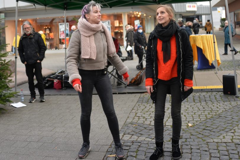 Das Impro-Theater 'Emscherblut' am 'Tag gegen Gewalt gegen Frauen' (25.11.) spielte auf Einladung von MAIKE auf der Bahnhofstraße.,