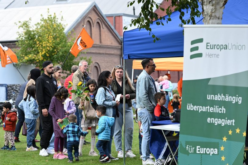 Besucher am Stand der EuropaUnion Herne