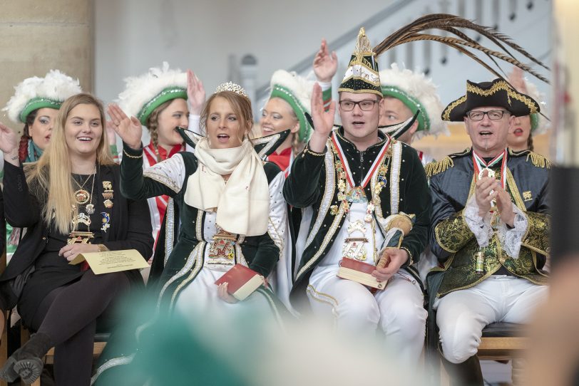 Ökumenischer Gottesdienst zu Altweiberfastnacht mit der Herner Karnevalsgesellschaft (HeKaGe) in der evangelischen Kreuzkirche in Herne (NW) am Donnerstag (28.02.2019), gestaltet von Pfarrer Cornelius Heering (evangelische Kreuzkirchengemeinde), Gemeindereferent Dominik Mutschler (katholische Pfarrei St. Dionysius) und Bürgermeister Erich Leichner. Im Bild:  Karnevalsprinzessisn Mandy I. (2. v.l.) und Karnevalsprinz Sascha I. (3. v.l.).