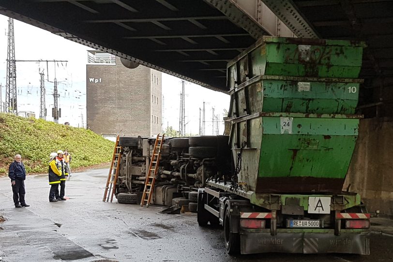 Umgekippter Container-Lkw auf der Ulmenstraße.