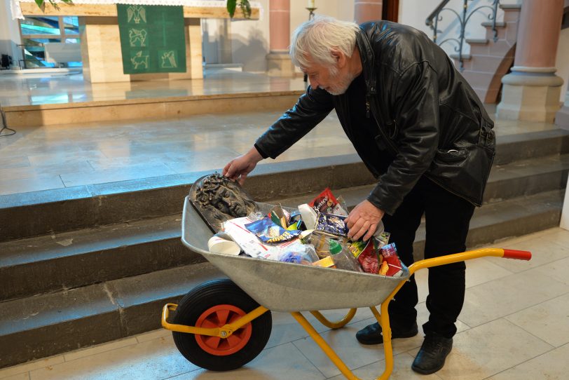 Stichwort: Liebe. im Bild: Hans-Jürgen Jaworski mit seinem Kunstprojekt: 'Müllmann'.