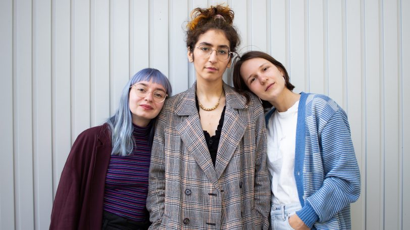 Aufruhrgebiet, die neue Vorlesedemo im Alten Wartesaal mit den Bühnenpoetinnen (v.li.) Jule Weber, Miedya Mahmod und Tabea Farnbacher.