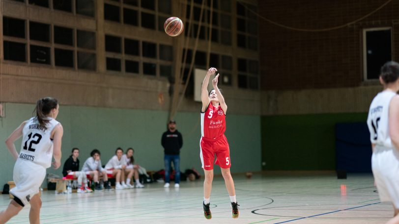 Die Ruhrpott Baskets Herne gewinnen das Spitzenspiel gegen den BSV Wulfen mit 65:42.