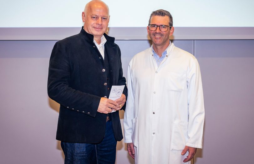 Dr. Axel Münker (l.), Leitender Arzt der Abteilung für Schmerz- und Palliativmedizin, Klinik für Anästhesiologie und operative Intensivmedizin des Marien Hospital Herne – Universitätsklinikum der Ruhr-Universität Bochum, und Prof. Dr. Ulrich Frey (r.), Direktor des Zentrum für Anästhesiologie und operative Intensivmedizin an den Standorten Marien Hospital Herne und St. Anna Hospital Herne, informierten Betroffene und Interessierte über die neuesten wissenschaftlichen Fortschritte der modernen Schmerzmedizin.