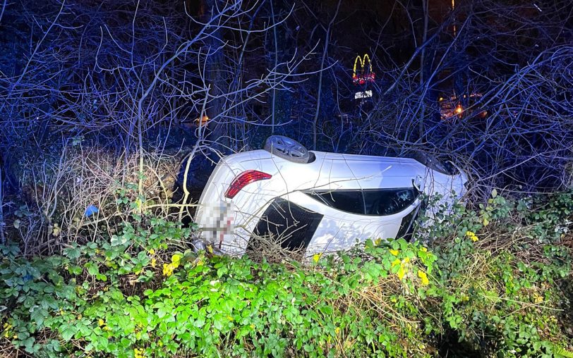 An der Kreuzung Holsterhauser Straße/ Regenkamp kam am Donnerstagabend (19.12.2024) dieser Pkw wohl bei einem Einzelrennen mit überhöhter Geschwindigkeit von der Fahrbahn ab und landete in einer Böschung.