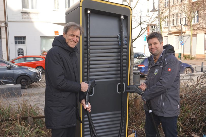 Freuen sich über eine weitere Schnellladesäule, die am Neumarkt steht: (v.li.) Stadtwerke-Vorstand Ulrich Koch und Christian Tollkamp, Elektromobilitäts-Experte der Stadtwerke.