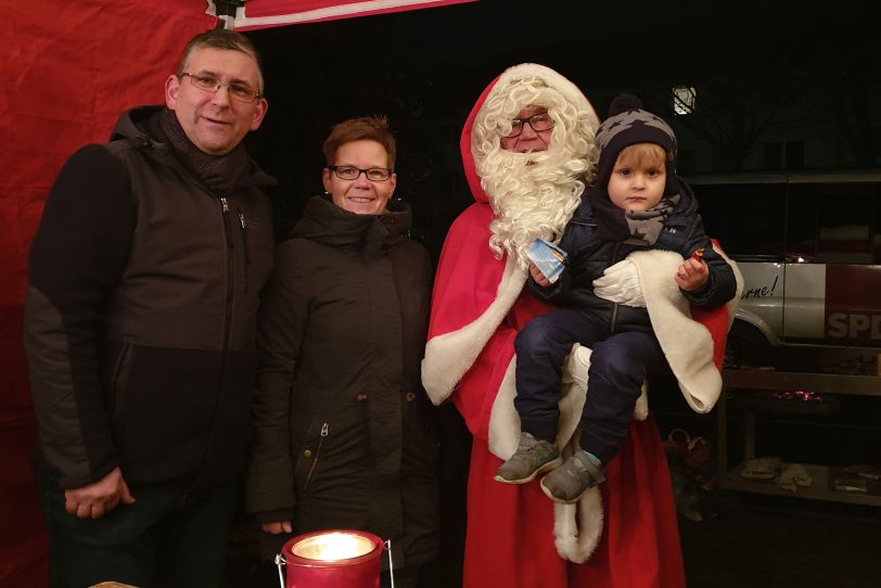 v.l. Die stellvertretenden Vorsitzenden der SPD Horsthausen Andrea Ellerbrock und Jörg Fromm bei der Nikolaus-Aktion.