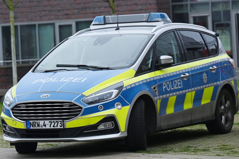 Die Polizei sucht per Fotofahndung zwei unbekannte Täter, die Parfüm in einem Rossmann-Laden geklaut haben (Symbolbild).