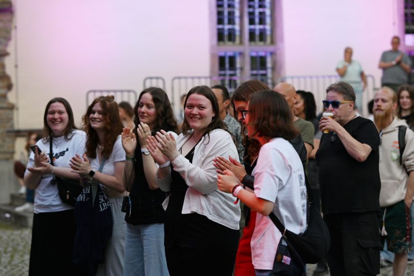 Feiernde Fans auf dem Festival.