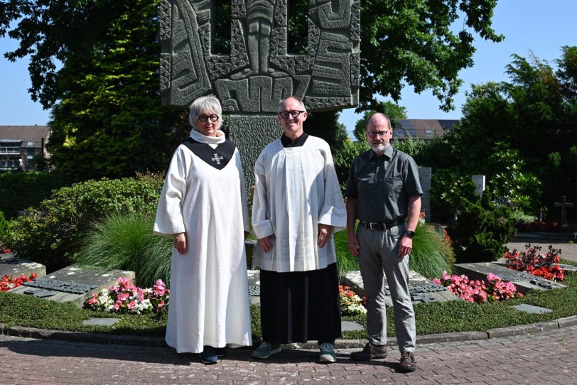 Pastor Thomas Poggel (re) hat die beiden neuen ehrenamtlichen Begräbnisleiter – Karin Michalak und Bernd Zerbe –als Mentor begleitet.