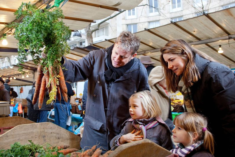 Ein gemeinsamer Bummel über den Wochenmarkt in der Vorweihnachtszeit macht Spaß und ist ein Schritt, um saisonal und regional einzukaufen.