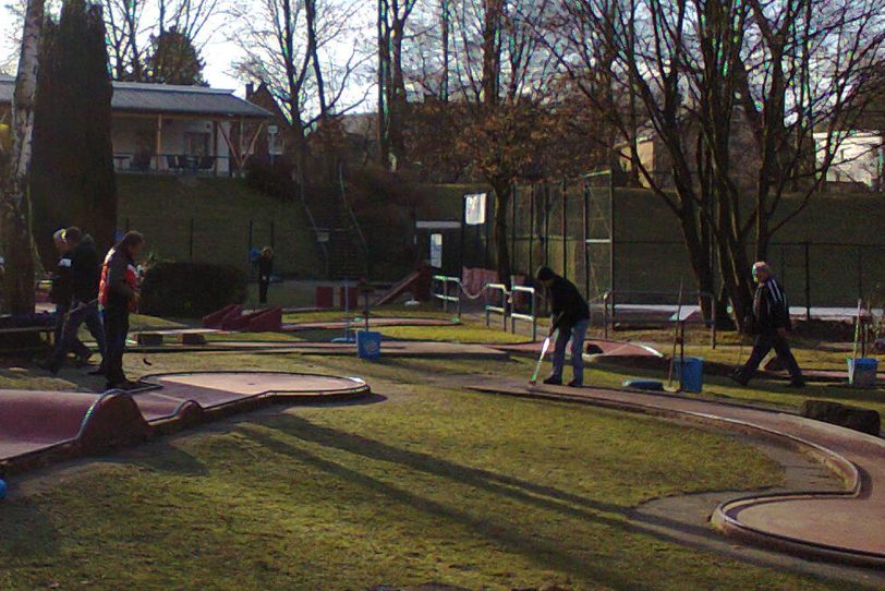 Mini-Golf im Sonnenschein.