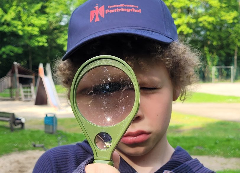 Die Stadtteildetektive, das sind Kinder aus dem Falken JuP-Pantringshof. Sie 'checkten' im Mai 2024 ihre Spielplätze und Spielflächen zwischen dem Rhein-Herne-Kanal und der Emscher.