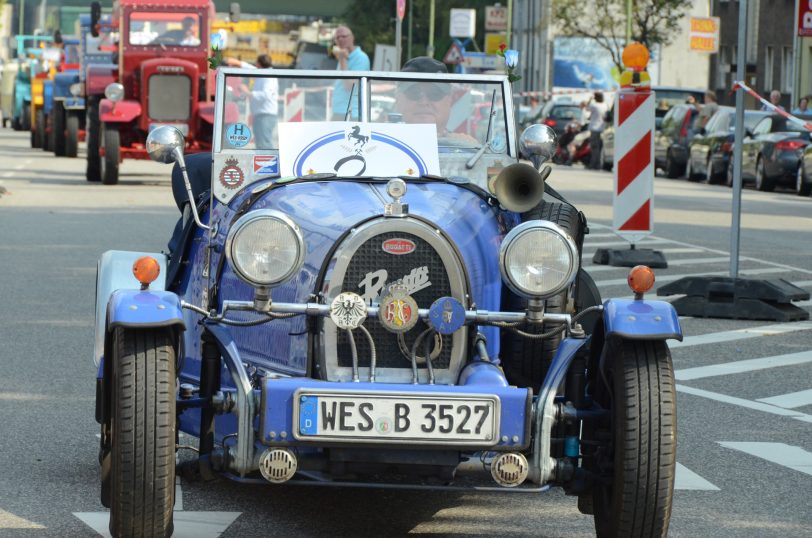Kirmesoldtimer fahren von Bochum zum Cranger Kirmesplatz