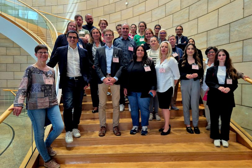 Mitglieder des Herner Integrationsnetzwerks besuchten im Juni 2025 den Landtag NRW. Im Bild mit dem Herner Landtagsabgeordneten Alexander Vogt.