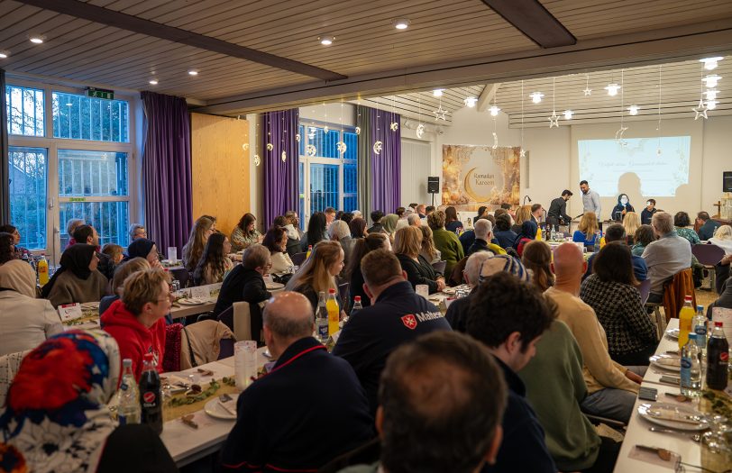 Über 100 Gäste kamen zum interreligiösen Fastenbrechen. Dieses wurde von Gemeinsam für Herne e. V., dem Lotus Bildungszentrum, der evangelischen Haranni Gemeinde und der Malteser zusammen organisiert.