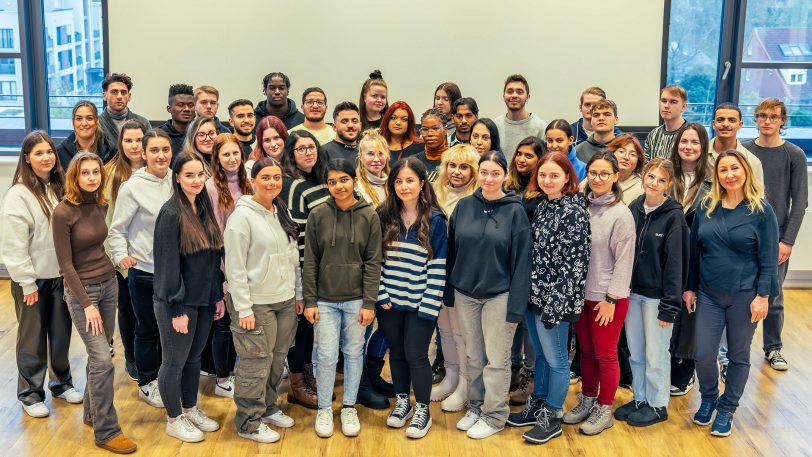 52 Auszubildende sind am 01. Dezember 2023 in die Pflegeausbildung gestartet.