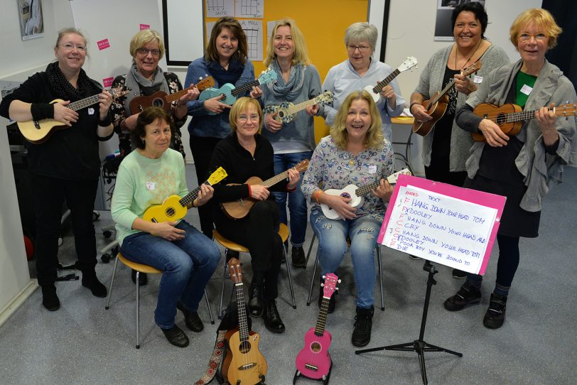 Die Ukulele klingt nicht nur fröhlich...- sie verbreitet auch gute Laune.