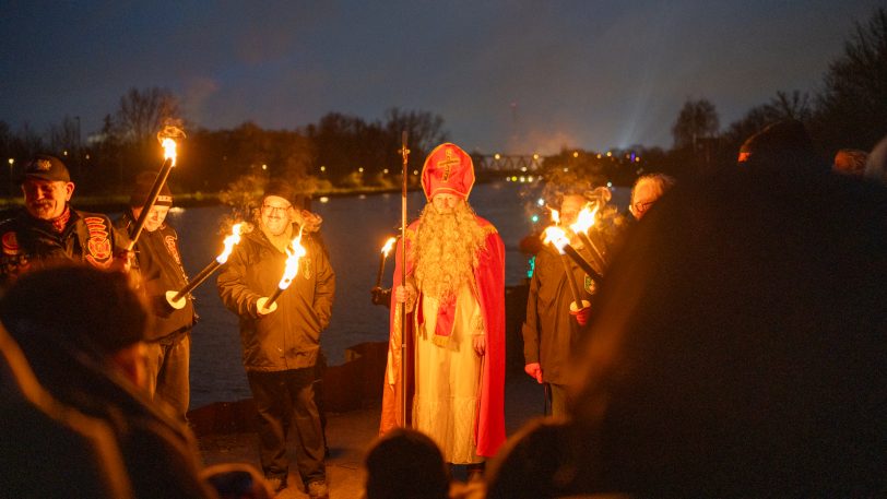 Der Nikolaus kam zum traditionellen Mond-Weihnachtsmarkt der Mondritterschaft Wanne-Eickel wieder über den Kanal angeschippert. Dezember 2024.