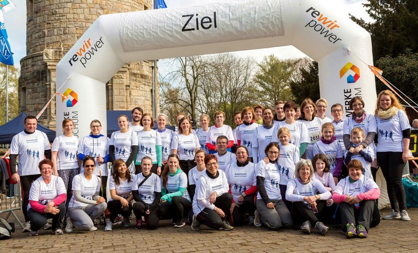38 Mitarbeiter der St. Elisabeth Gruppe und 18 Patienten der Klinik für Senologie des Marien Hospital Witten nahmen am Lauf „Bochum läuft“ teil.