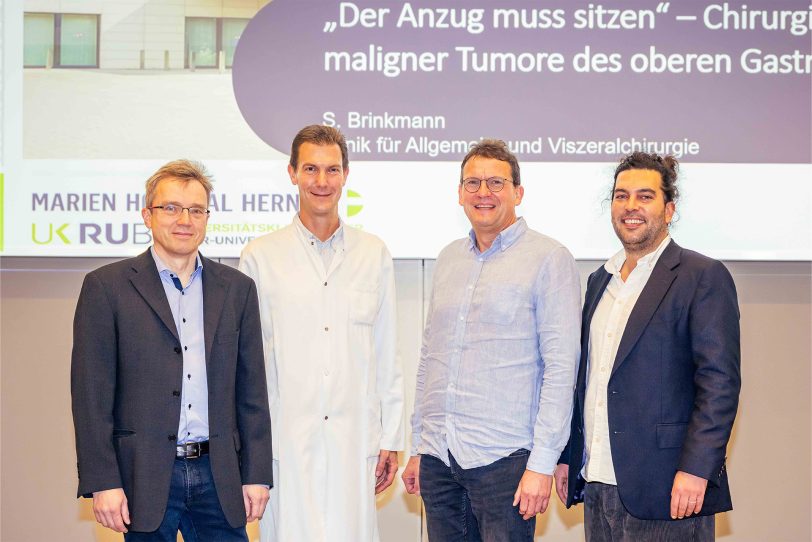 Prof. Dr. Dirk Bausch (2.v.l.) begrüßt gemeinsam mit Prof. Dr. Dirk Strumberg (2.v.r.), Dr. Johannes Schweinfurth (l.) und Dr. Sebastian Brinkmann (r.), Oberarzt der Klinik für Allgemein- und Viszeralchirurgie, die Teilnehmer der Veranstaltung.