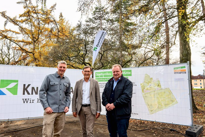 Freuen sich über das zügige Vorankommen (v.l.): David Hucklenbroich, Leiter Fachbereich Stadtgrün Stadt Herne, OB Frank Dudda und Knappmann-Geschäftsführer Peter Knappmann.