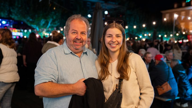 Die Besucherin Natascha mit ihrem Papa. Natascha ist zum zweiten Mal auf der Veranstaltung.