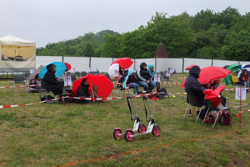 Das Wetter spielte nicht mit bei der ersten OpenAir-Veranstaltungen vor den Flottmannhallen nach der coronabedingten Schließung. im Bild:  Das Kindertheater Pappmobil mit dem Stück Drachen auf Baustelle Süd.